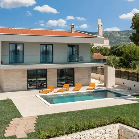 Beachfront Tota With Pool *