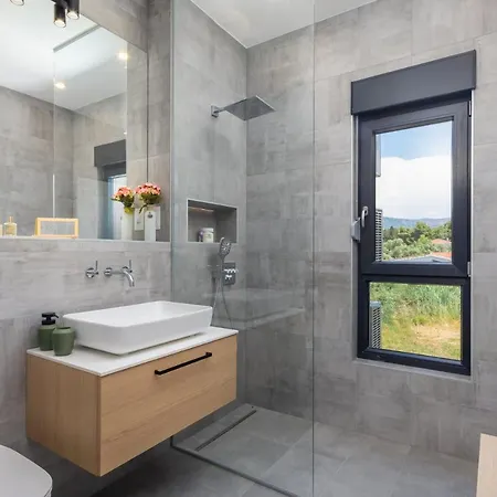 Beachfront Tota With Pool *