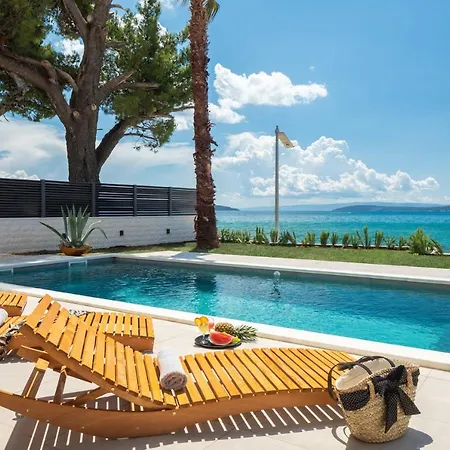 Beachfront Tota With Pool