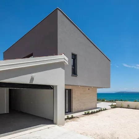 Beachfront Tota With Pool Kaštela