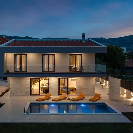 Villa Beachfront Tota With Pool Kaštela