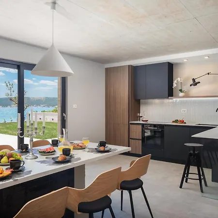 Beachfront Tota With Pool *