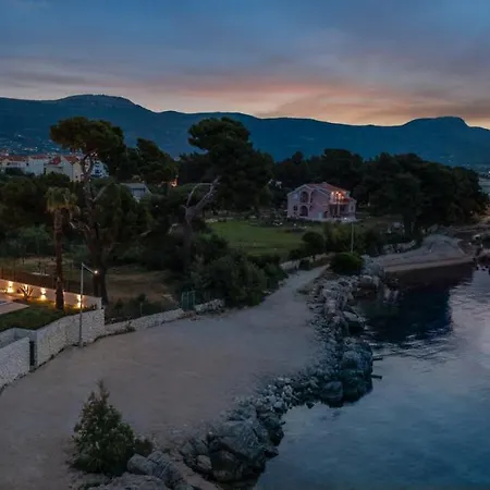 Villa Beachfront Tota With Pool