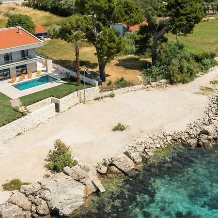 Beachfront Tota With Pool