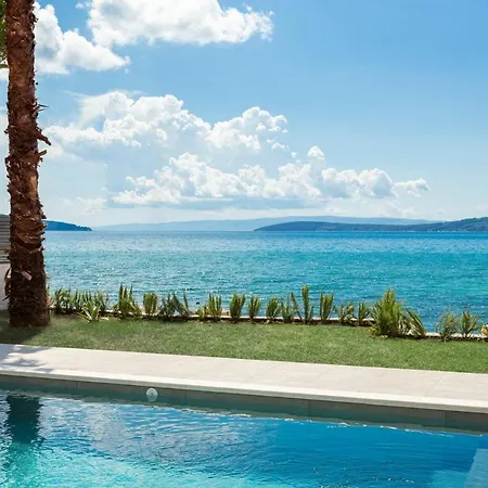 Beachfront Tota With Pool