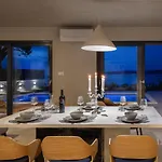 Beachfront Tota With Pool Kastela
