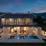 Villa Beachfront Tota With Pool Kastela