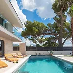 Beachfront Tota With Pool *