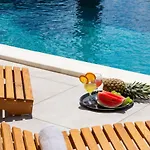 Villa Beachfront Tota With Pool
