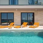 Beachfront Tota With Pool *