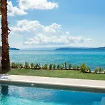 Beachfront Tota With Pool