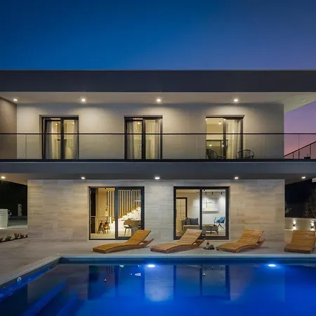 빌라 Beachfront Tota With Pool Kaštela