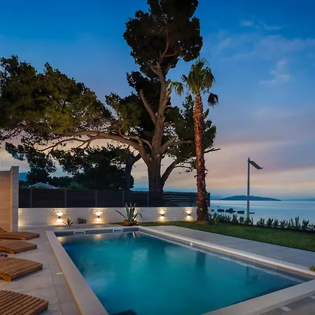 Villa Beachfront Tota With Pool *