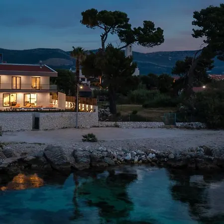 Beachfront Tota With Pool Villa