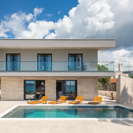 Beachfront Tota With Pool *