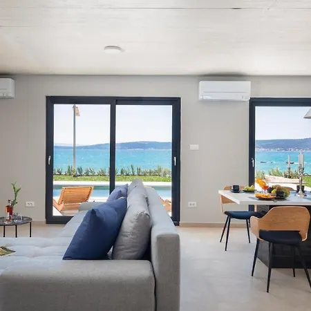 Beachfront Tota With Pool 빌라