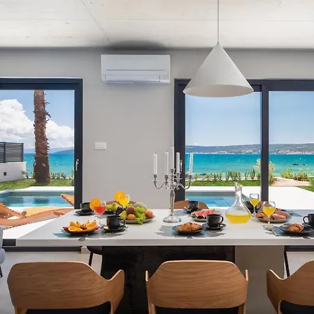 Villa Beachfront Tota With Pool