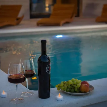 Beachfront Tota With Pool