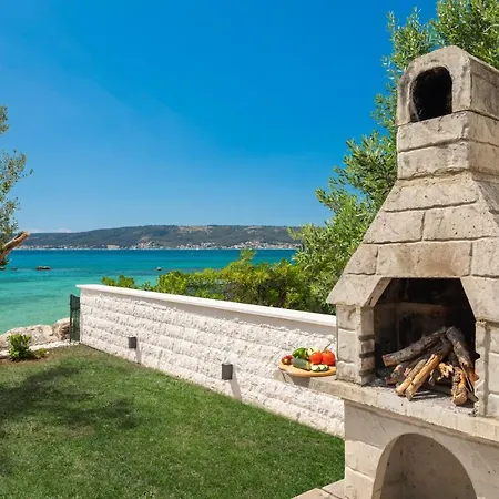 Beachfront Tota With Pool וילה Kaštela