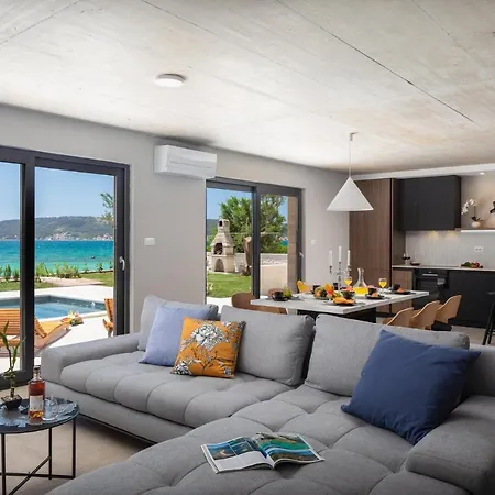 Beachfront Tota With Pool וילה Kaštela