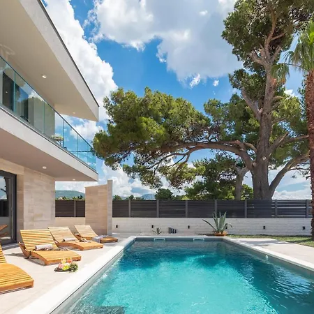 Beachfront Tota With Pool *