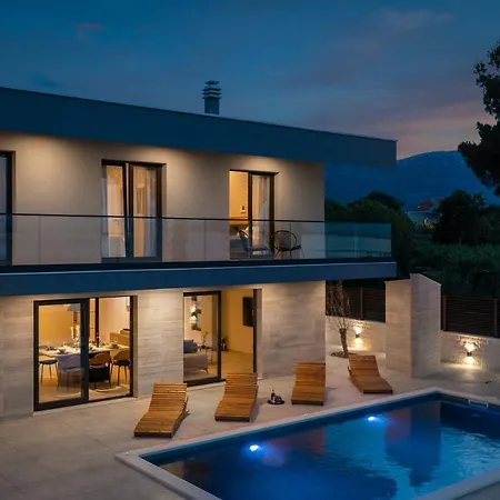 Beachfront Tota With Pool