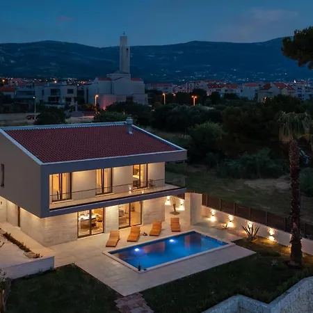 Beachfront Tota With Pool וילה Kaštela