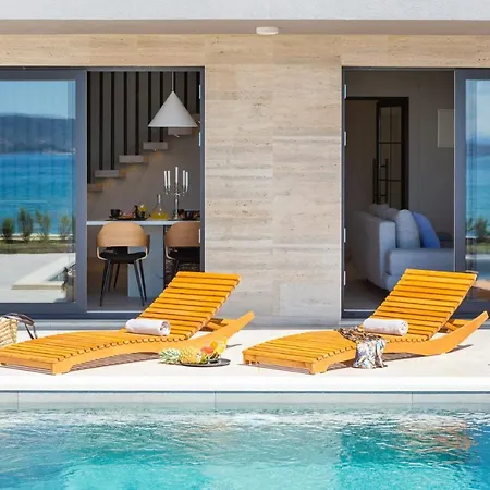 Beachfront Tota With Pool *