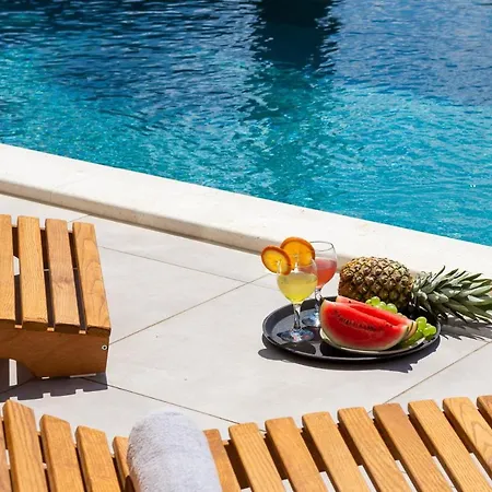 Villa Beachfront Tota With Pool
