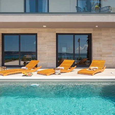 Beachfront Tota With Pool *